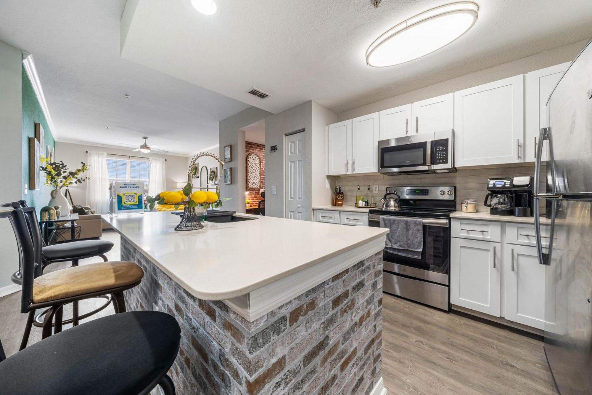 Apartment Chic 3br2ba- Minutes To Airport & Westchase #4 *