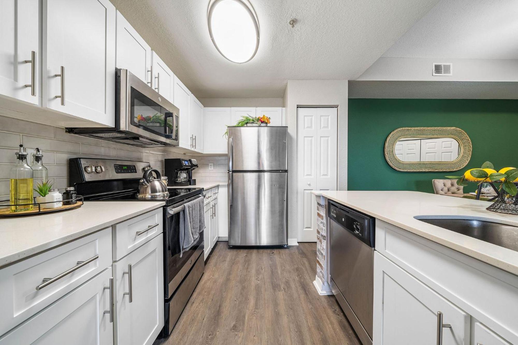 Chic 3br2ba- Minutes To Airport & Westchase #4 Apartment *