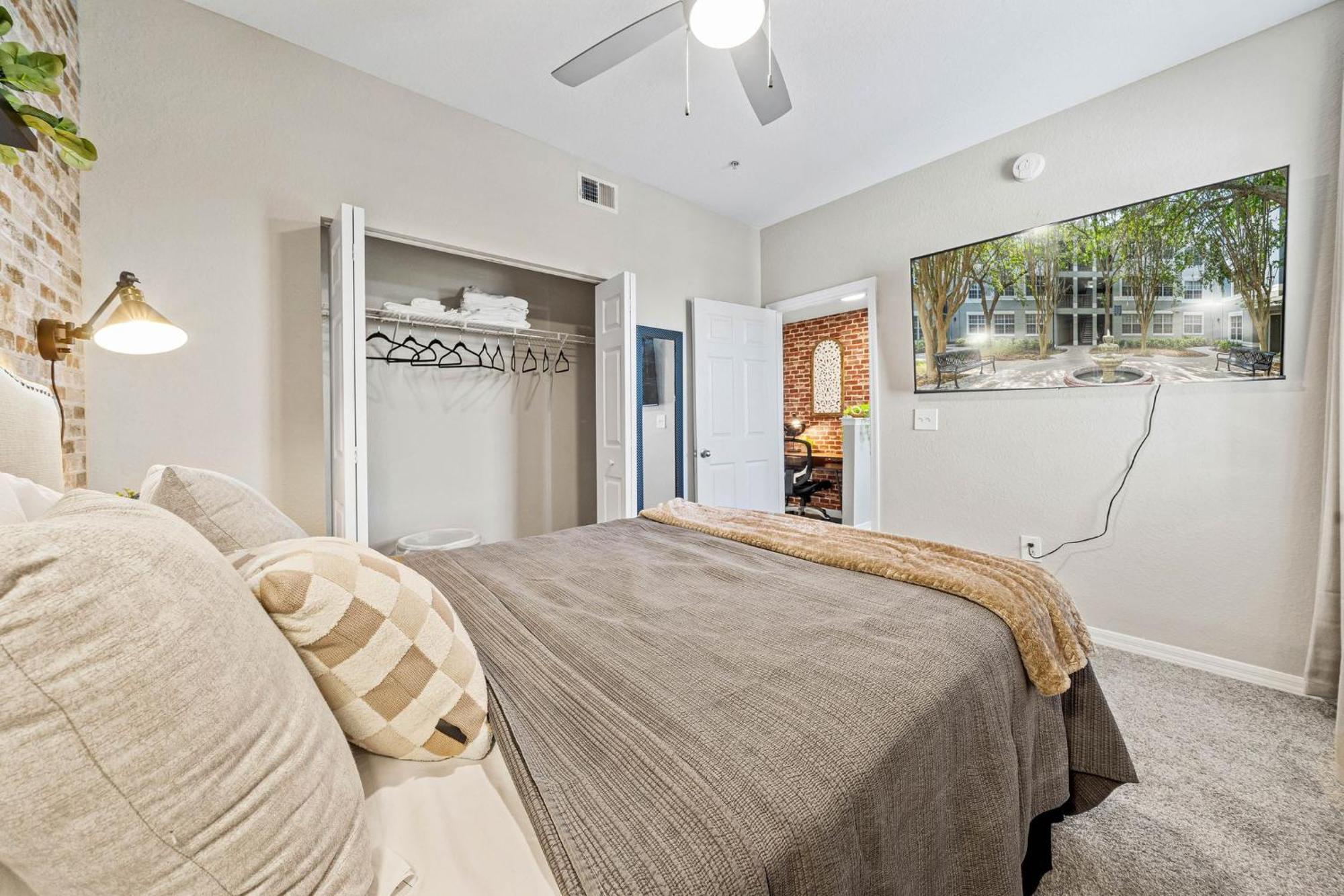 Chic 3br2ba- Minutes To Airport & Westchase #4 *
