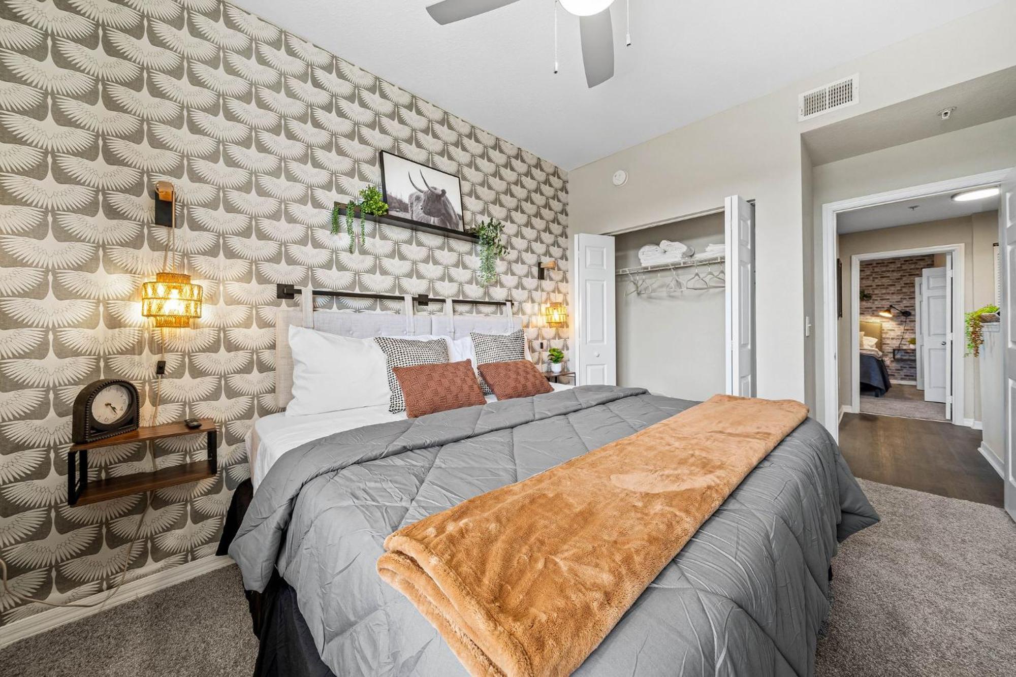 Apartment Chic 3br2ba- Minutes To Airport & Westchase #4 *