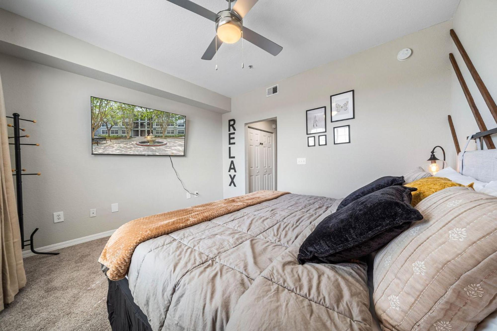 Apartment Chic 3br2ba- Minutes To Airport & Westchase #4